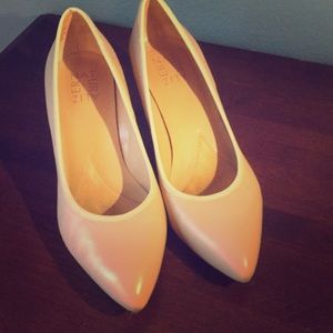 Nude leather pumps with mid-heel